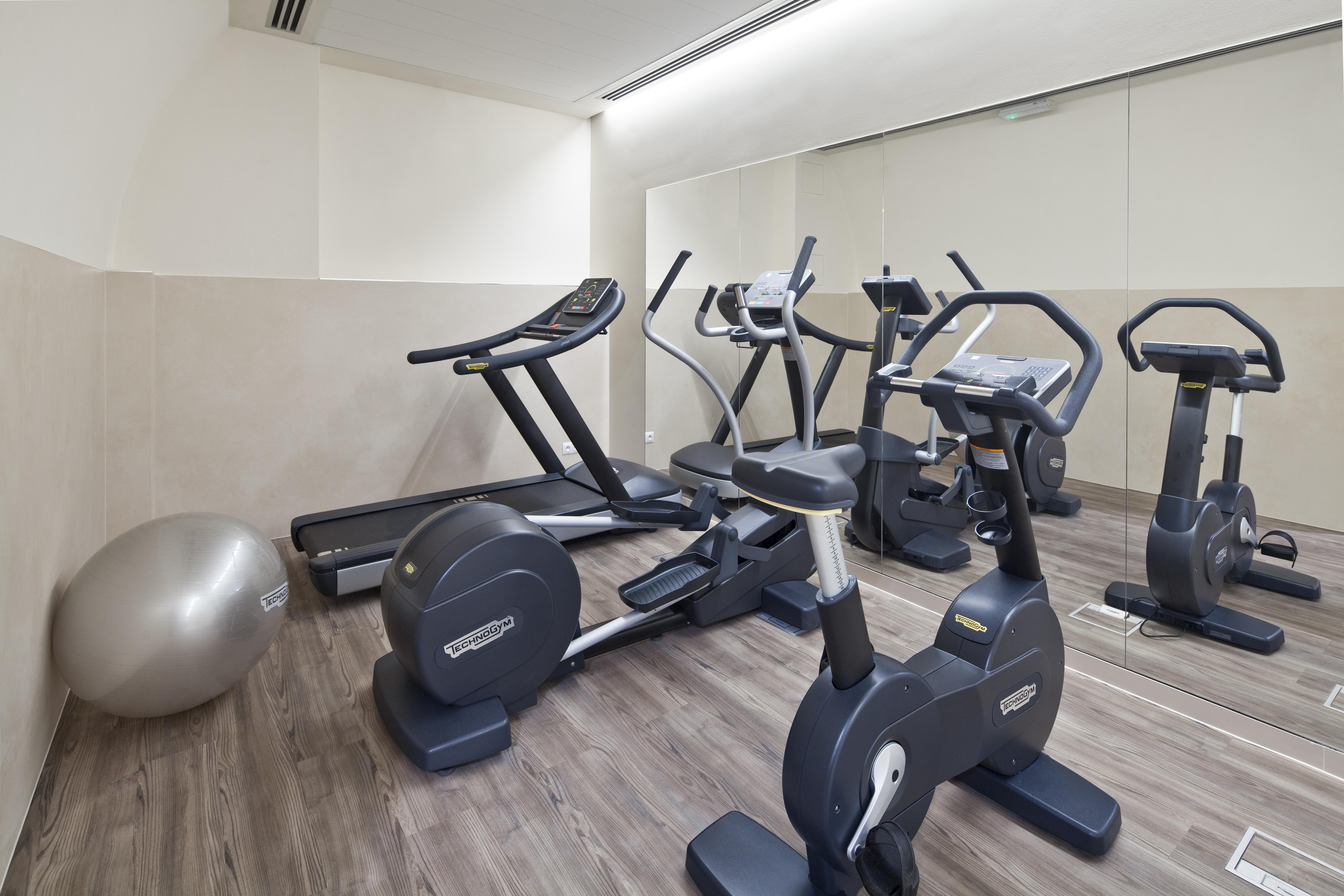 Wyndham Grand Krakow Old Town Hotel Luaran gambar The gym at the hotel