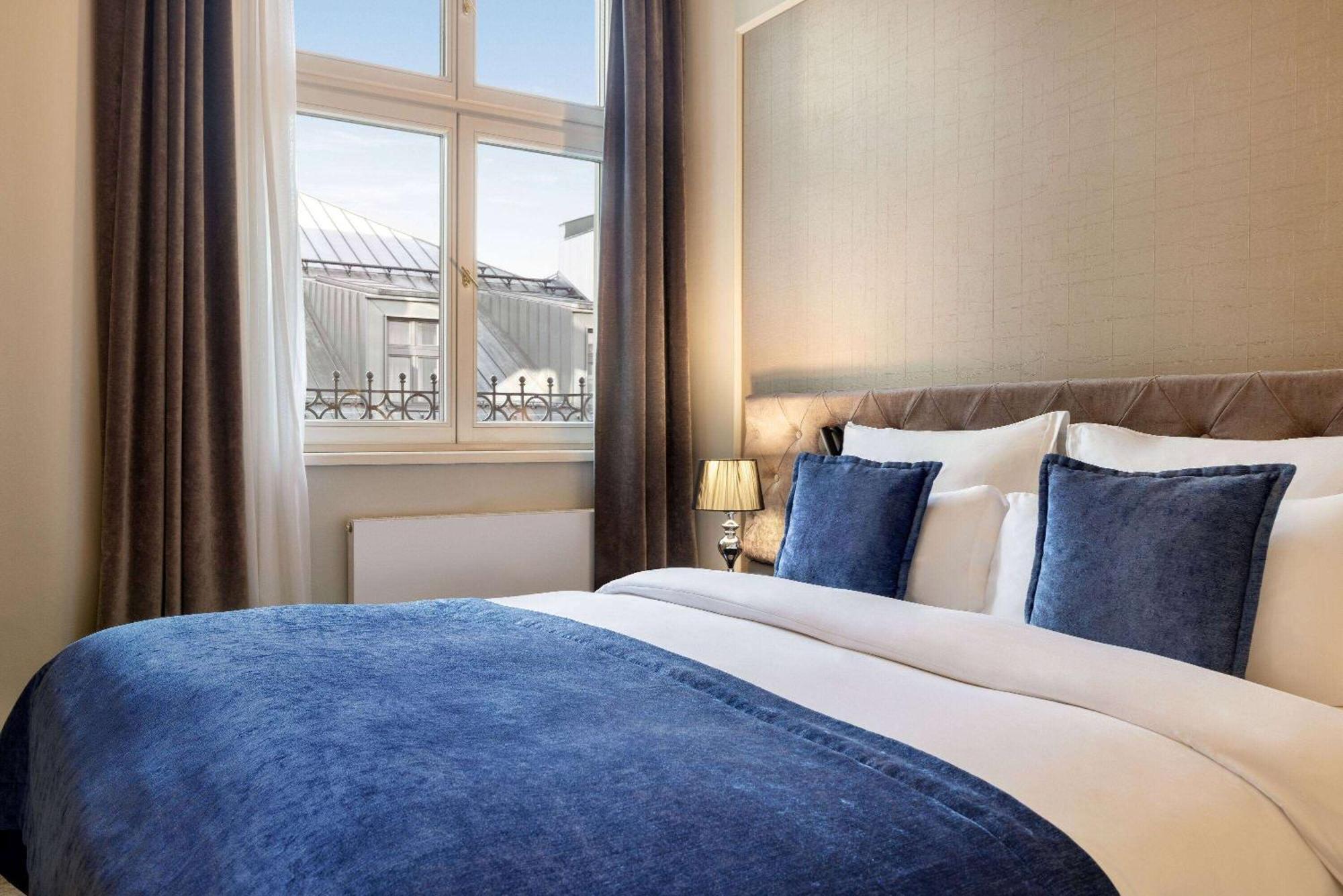 Wyndham Grand Krakow Old Town Hotel Luaran gambar A bedroom at the hotel