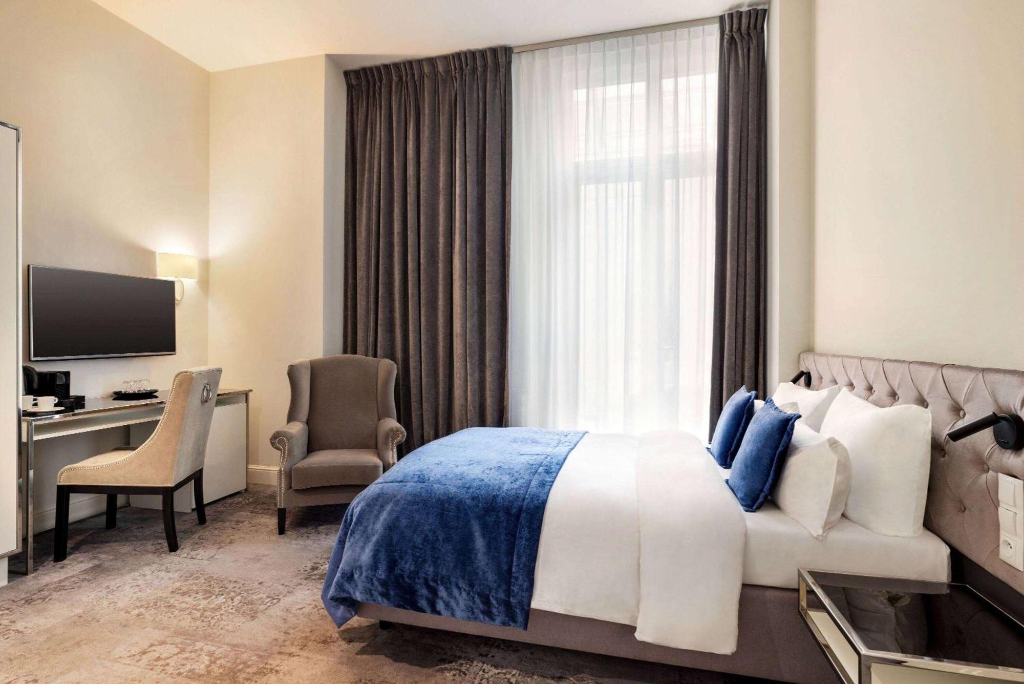 Wyndham Grand Krakow Old Town Hotel Luaran gambar A room at the hotel
